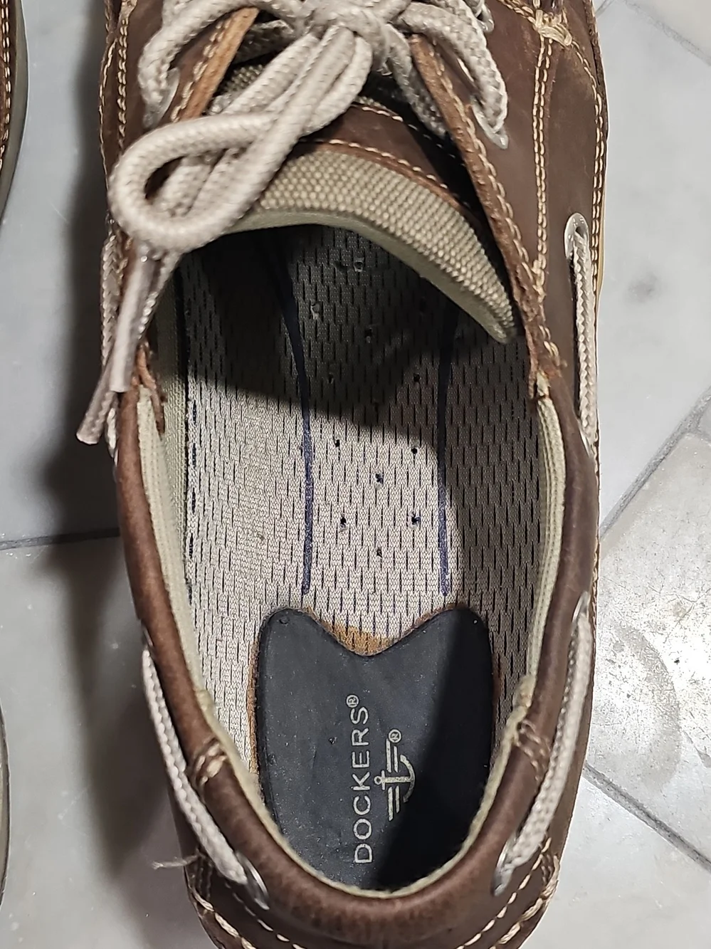 Dockers Classic Brown Leather Men’s Boat Shoes with Beige Laces